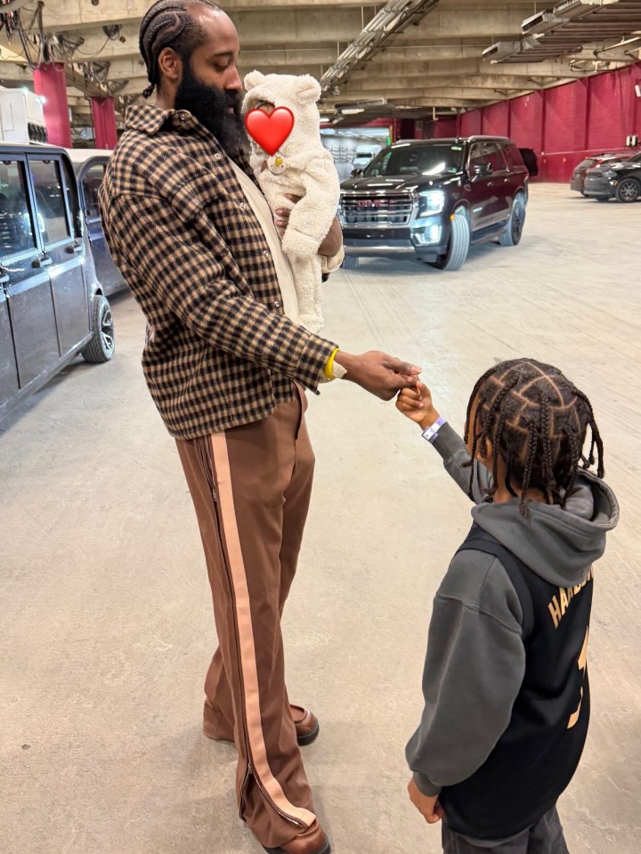 星空体育-超级奶爸！女友晒哈登抱着孩子和自己的孩子拉手指